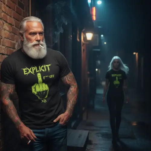 Ein Mann steht vor einer Bar und trägt ein Premium Rock T-Shirt für Männer mit hochwertigem Stinkefinger-Design.