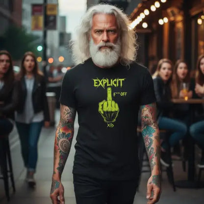 Mann mit weißem Haar trägt ein Premium Rock T-Shirt für Männer mit Design-Explicit F..Off.