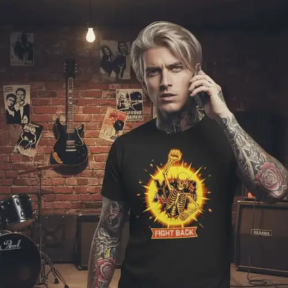 Mann telefoniert im Probenraum und trägt ein Premium Rock T-Shirt für Männer mit leuchtendem komplexen Fight-Back-Design.