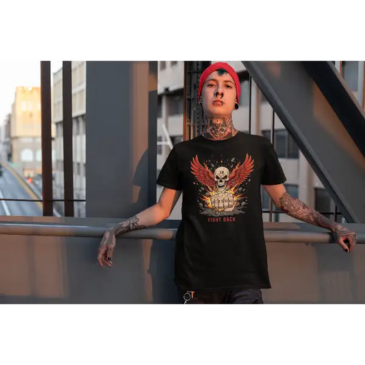 Junger Mann trägt Rock T-Shirt für Männer mit komplexem Skull Design Fight Back Phoenix.
