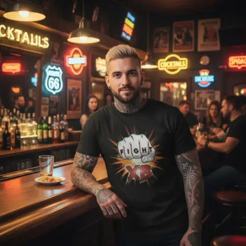 Mann an der Theke trägt ein Premium Rock T-Shirt für Männer mit Faust-Fight-Design.
