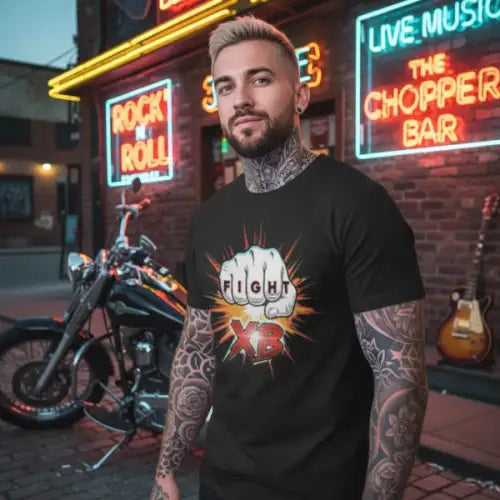 Mann vor einer Bar trägt ein Premium Rock T-Shirt für Männer mit Fight-Design.
