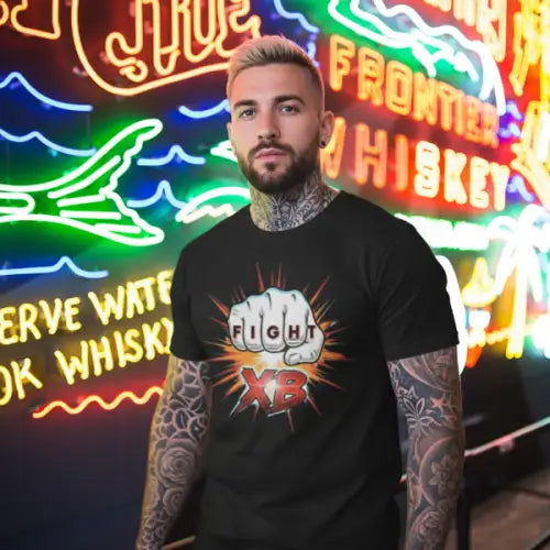 Mann vor einem Club trägt ein Premium Rock T-Shirt für Männer mit hochwertigem Fight-Design.