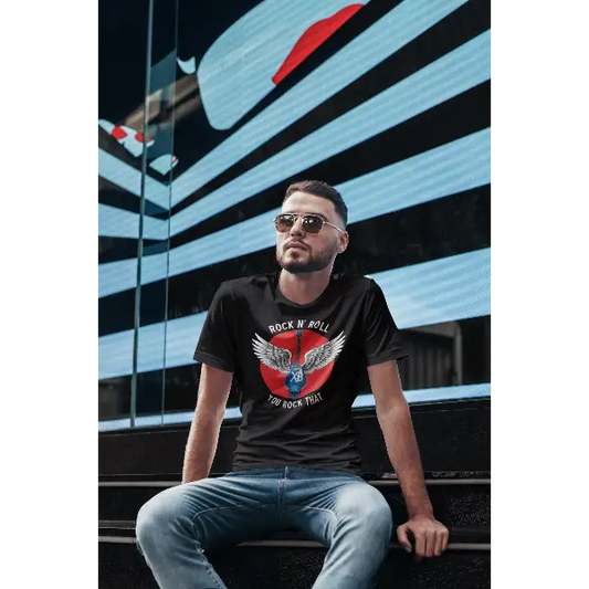 Model trägt Rock T-Shirt für Männer mit einem komplexen Gitarren-Flügel-Design.