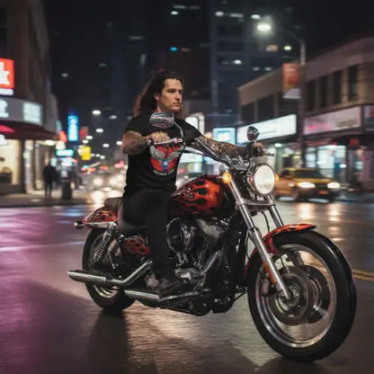 Rockstar fährt mit Motorrad durch City und trägt ein Premium Rock T-Shirt für Männer.