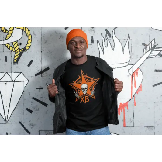 Mann mit geöffneter Jacke trägt ein Heavy Metal T-Shirt für Männer mit hochwertigem Druck eines orange farbigen Sternes mit einem weißen Skull der die Hände zum Friedenszeichen formt.
