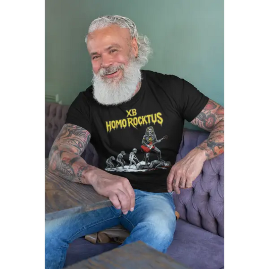 Mann trägt ein Rock T-Shirt für Männer. Das Herren Premium T-Shirt hat einen hochwertigen Druck, Homo Rocktus, vom Affen zum Rocktar.