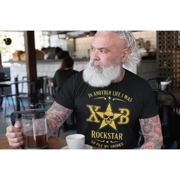 Mann trägt rockiges T-Shirt für Männer mit hochwertigem Druck, Rockstar So Pay My Drinks.