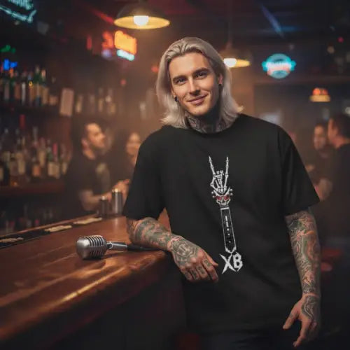 Ein Sänger steht an der Bar und trägt ein Premium Rock T-Shirt für Männer mit komplexem Skull-Gitarren-Design.