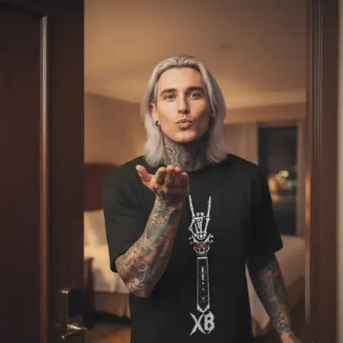 Rockstar wirft eine Kusshand an der Zimmertür und trägt ein Premium Rock T-Shirt für Männer mit komplexem Hand-Gitarre-Design.
