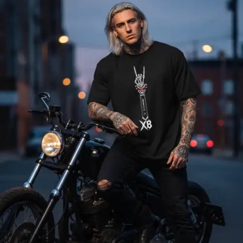 Mann vor Motorrad trägt ein Premium Rock T-Shirt für Männer mit Design-Inferno-Riff.