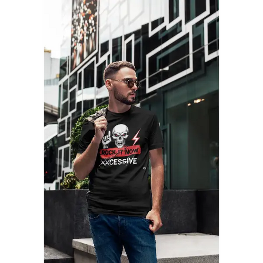 Model auf der Strasse trägt Rock T-Shirt für Männer mit Rock-Skull-Design-ROCK-IT-NOW.