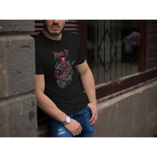 Mann lehnt an Wand und trägt Rock T-Shirt für Männer mit komplexem Design eines Teufels der Gitarre spielt.