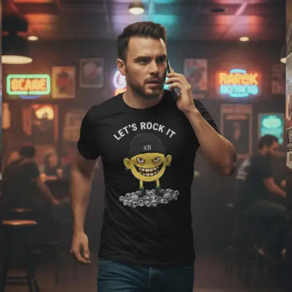 Mann verlässt Bar und trägt ein Premium Rock T-Shirt für Männer mit Lets Rock It-Design.