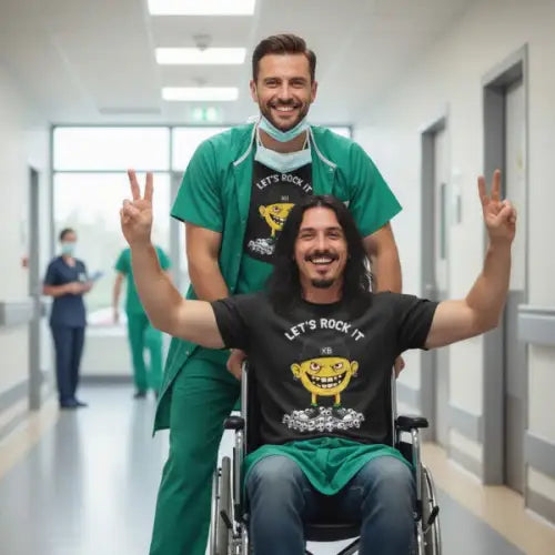 Arzt und Patient im Rollstuhl tragen beide das gleiche Premium Rock T-Shirt für Männer mit Lets Rock It-Design.