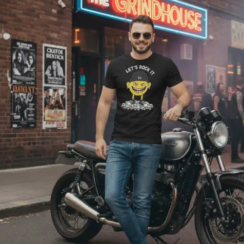 Mann steht mit seinem Motorrad vor Bar und trägt ein Premium Rock T-Shirt für Männer mit komplexem Lets Rock It-Design.