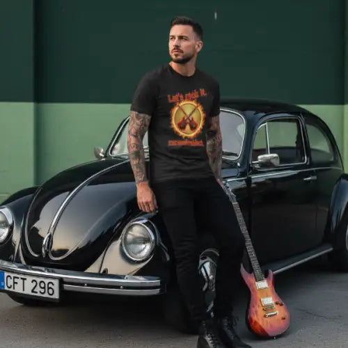 Mann lehnt an VW-Käfer und trägt ein Premium Rock-T-Shirt für Männer mit Design-Melody On Fire-Lets-Rock-It.