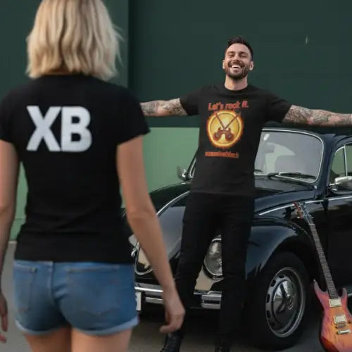 Mann begrüßt herzlich seine Partnerin. Er trägt ein Premium Rock T-Shirt für Männer mit exklusivem Lets Rock It-Design.