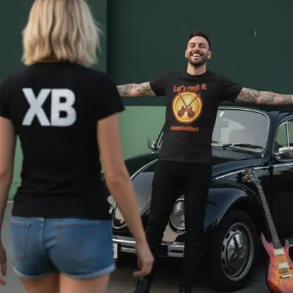 Mann begrüßt herzlich seine Partnerin. Er trägt ein Premium Rock T-Shirt für Männer mit exklusivem Lets Rock It-Design.