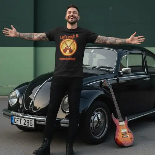 Ein Mann steht vor seinem Auto breitet die Arme aus und trägt ein Premium Rock T-Shirt für Männer mit komplexem Design-Lets rock it.