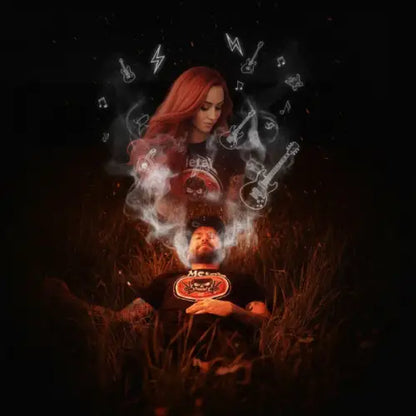 Mann liegt träumend im Gras und trägt ein Premium Rock T-Shirt für Männer mit Metal-Design.