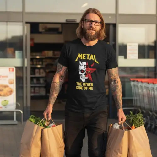 Mann kommt aus Supermarkt und trägt ein Premium Rock T-Shirt für Männer mit Metal-Design.