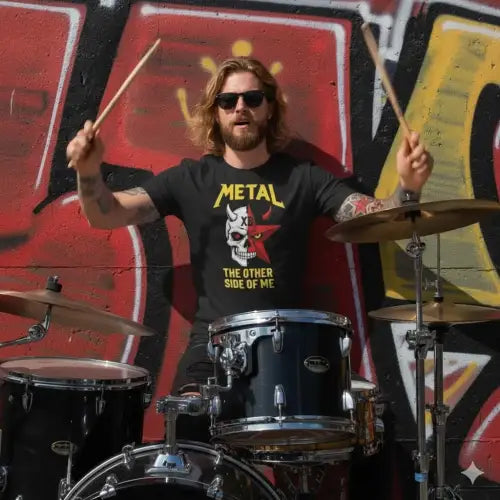 Schlagzeuger trägt Premium Rock T-Shirt für Männer mit Metal-Design.
