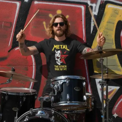 Schlagzeuger trägt Premium Rock T-Shirt für Männer mit Metal-Design.