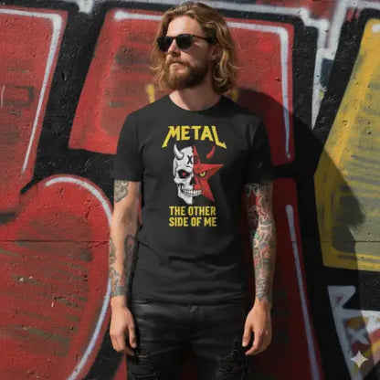 Mann vor farbiger Wand trägt ein Premium Rock T-Shirt für Männer mit komplexem Metal-Design.