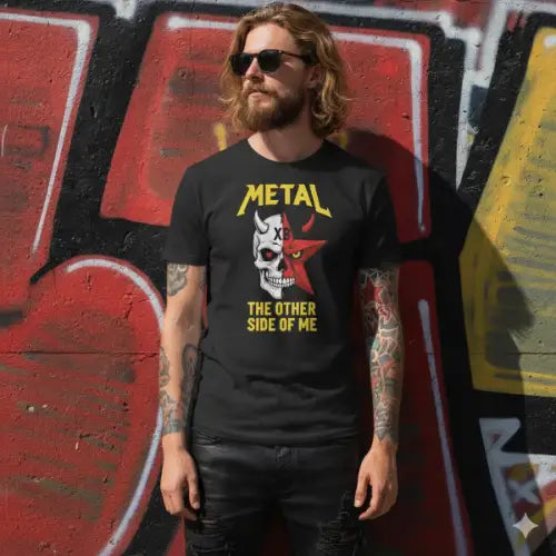 Mann vor farbiger Wand trägt ein Premium Rock T-Shirt für Männer mit komplexem Metal-Design.