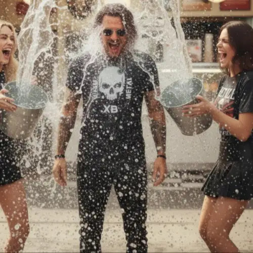 Mann mit Premium Rock T-Shirt für Männer im Skull-Design wird nass gespritzt.