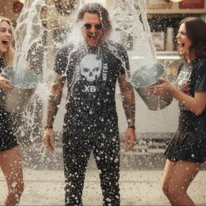 Mann mit Premium Rock T-Shirt für Männer im Skull-Design wird nass gespritzt.