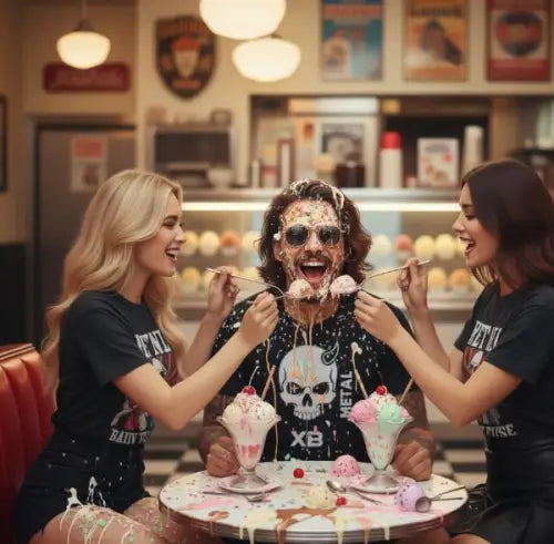 Mann mit Premium Rock T-Shirt für Männer mit Skull-Design wird in Eisdiele mit Eis beschmiert.