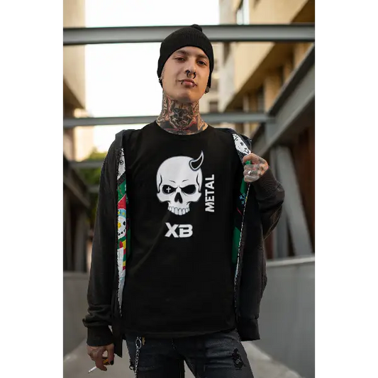 Junger Mann trägt bei geöffneter Jacke ein Rock T-Shirt für Männer mit Metal-Skull-Design.
