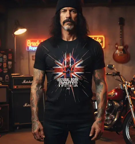 Cooler Rocker trägt ein Premium Rock T-Shirt für Männer mit komplexem Flaggen-Faust-Design.