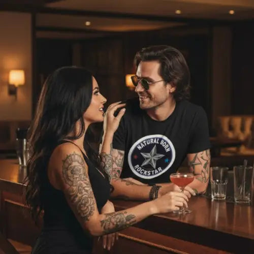 Flirtendes Paar an Bar. Der Mann trägt  Premium Rock T-Shirt für Männer mit exklusivem Rockstar-Design.