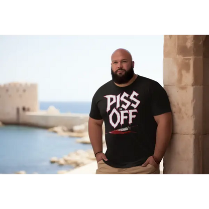 Kräftiger Mann steht lässig an Pfeiler und trägt ein Rock T-Shirt für Männer mit Aufdruck Piss Off