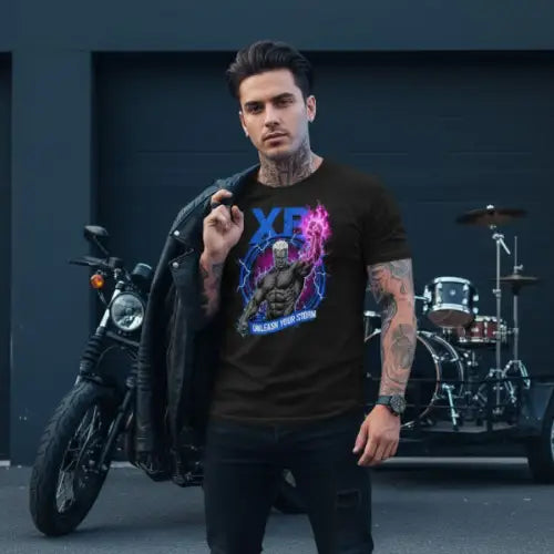 Mann mit Motorrad vor Garage trägt ein Premium Rock T-Shirt für Männer mit komplexem Design-Quantum Unleashed.