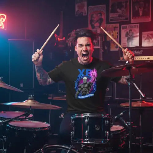 Mann spielt wild Schlagzeug und trägt ein Premium Rock T-Shirt für Männer mit explosivem Design.