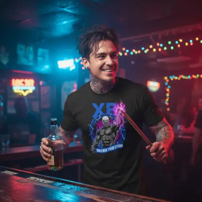 Schlagzeuger an der Bar, er trägt ein Premium Rock T-Shirt für Männer mit kraftvollem Design.