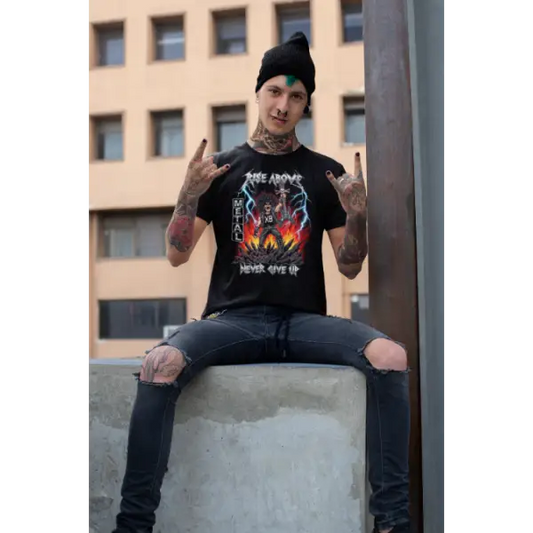 Model trägt Rock T-Shirt für Männer mit einem komplexen Design eines Rockers mit Gitarre. Rise-Above.