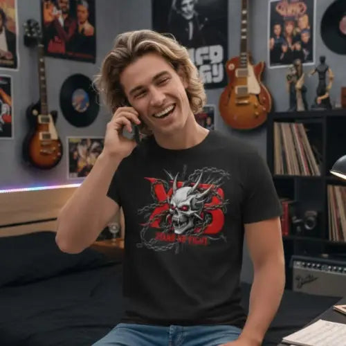 Rocker telefoniert und trägt ein Premium Rock T-Shirt für Männer mit hochwertigem Skull-XB-Design.