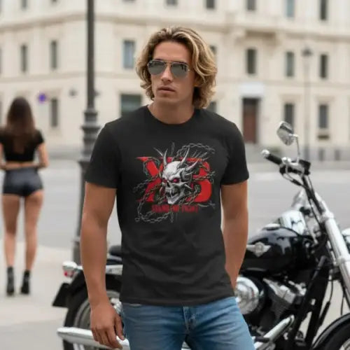 Mann vor Motorrad trägt ein Premium Rock T-Shirt für Männer mit komplexem Fight-Skull-Design.