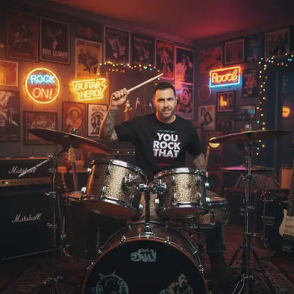 Mann spielt zuhause Schlagzeug und trägt ein Premium Rock T-Shirt für Männer mit hochwertigem Druck-Its Hard But You Rock That.