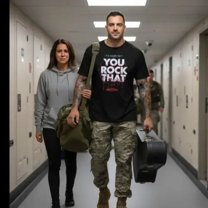 Mann mit weinender Frau geht zum Militär und trägt ein Premium Rock T-Shirt für Männer mit Design-You Rock That in hochwertigem Druck.