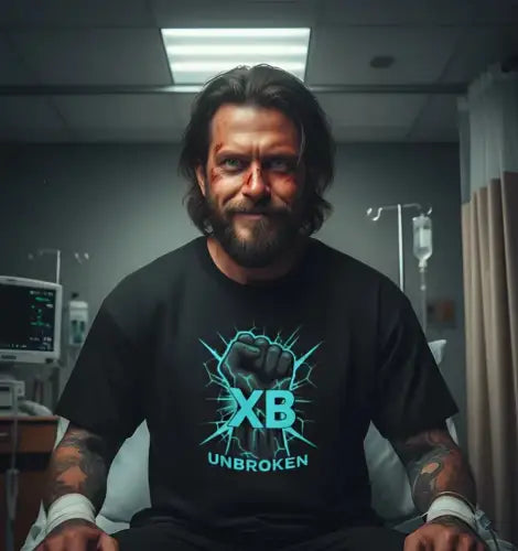 Mann im Krankenhaus trägt ein Premium Rock T-Shirt für Männer mit komplexem Siegerfaust-Design.