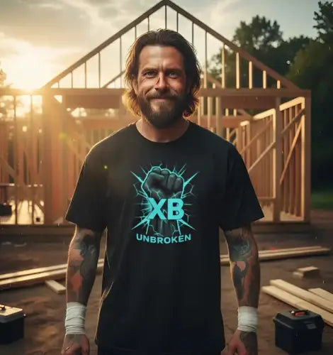 Mann baut Haus und trägt ein Premium Rock T-Shirt für Männer mit motivierendem Faust-Design.