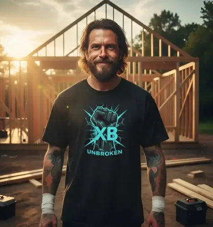 Mann baut Haus und trägt ein Premium Rock T-Shirt für Männer mit motivierendem Faust-Design.