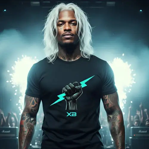 Rockstar trägt ein Premium Rock T-Shirt für Männer mit hochwertigem Faust-Blitz-Design.