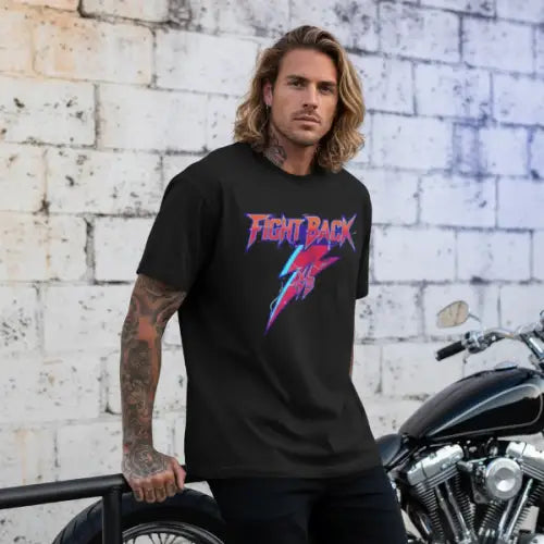 Mann lehnt an Geländer und trägt ein Premium Rock T-Shirt für Männer mit komplexem Design-Ignition Fight Back.